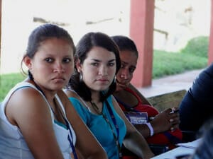 Jóvenes feministas atentas durante la reflexión de la cuestionante, cuáles son los desafíos del Movimiento Feminista - Encuentro nacional feminista 2014