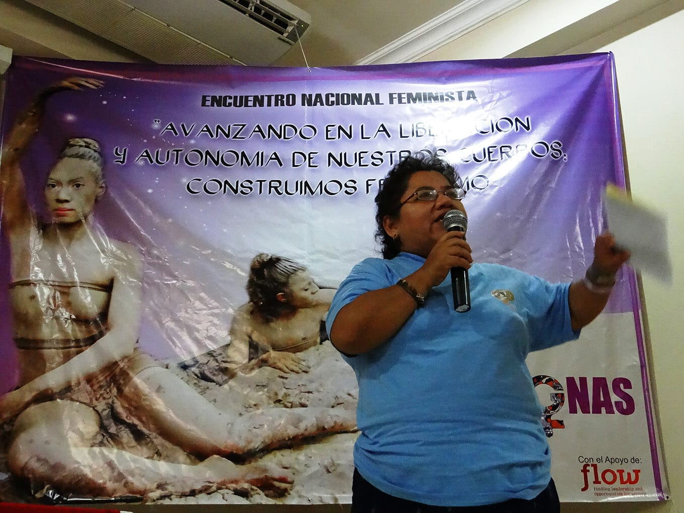 Zenaida Joachin de Las Dignas dando palabras de despedida del Encuentro Nacional Feminista 2014